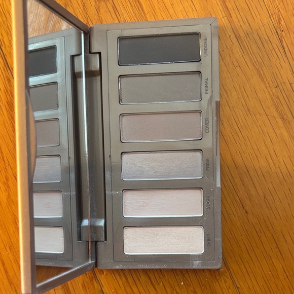 Urban Decay Naked2 Basics Palette in Tan - Picture 3 of 3